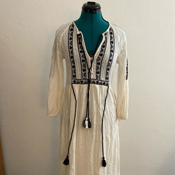 Zara Dresses & Skirts - Embroidered dress - white/black